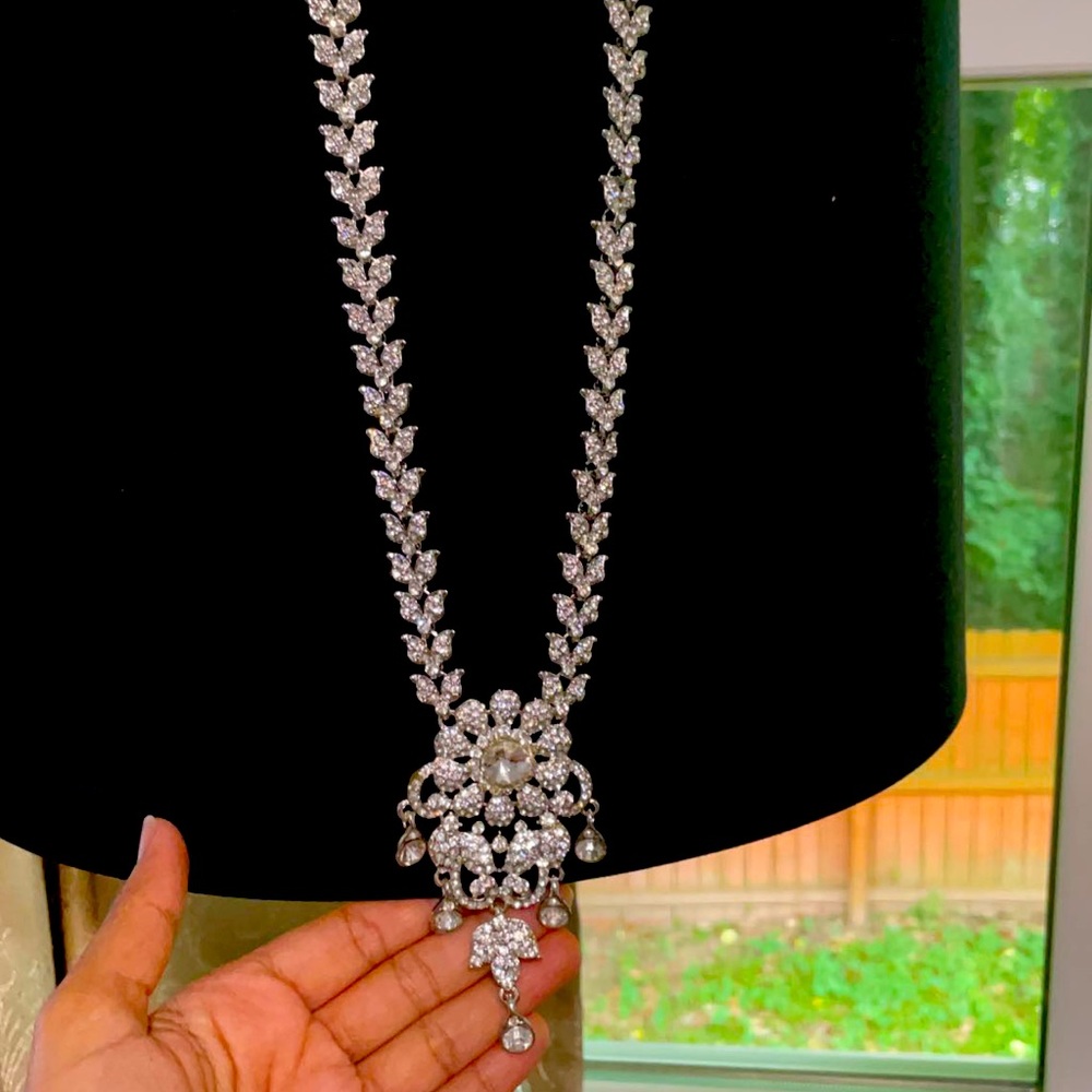 Indian bridal jewelry kundan necklace set.